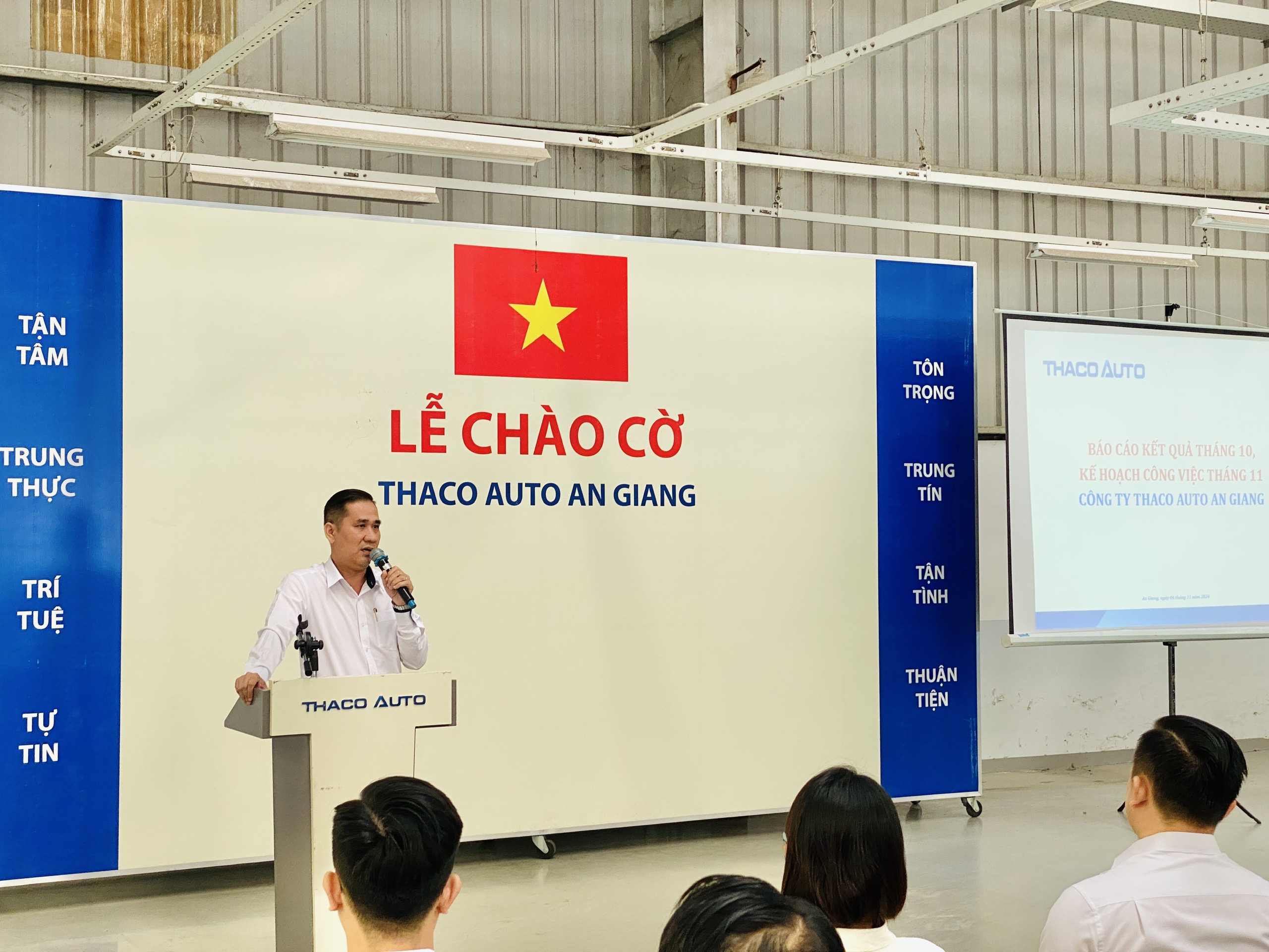 Lễ chào cờ tháng 11: THACO AUTO An Giang tăng tốc trong tháng cuối cùng ưu đãi 50% lệ phí trước bạ