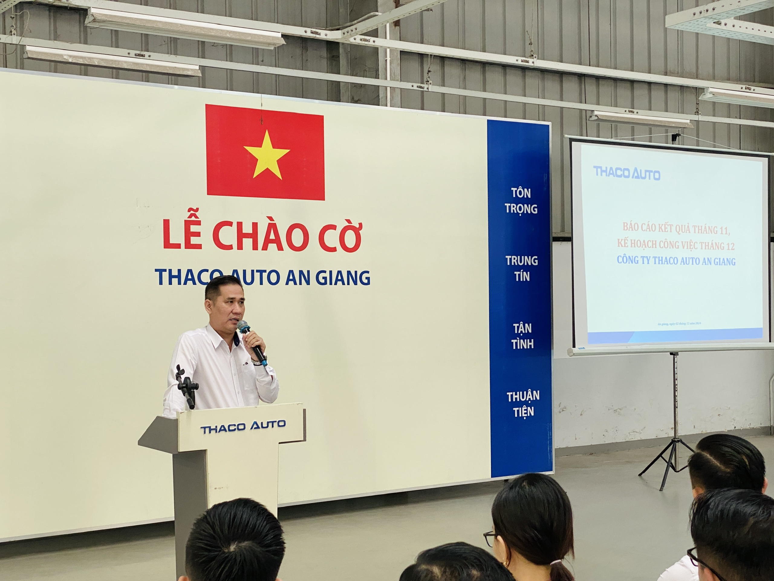 THACO AUTO An Giang tổ chức lễ chào cờ cuối cùng của năm 2024 - Triển khai công tác chăm sóc khách hàng mùa lễ hội